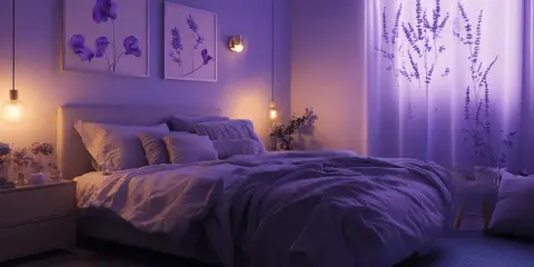 Gemütliches Schlafzimmer mit lila Akzenten. Kunstwerke mit Lavendel und echte Lavendelzweige schaffen eine entspannende Atmosphäre.