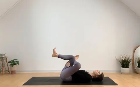 Frau in Yoga-Pose auf Matte, entspannt während ihrer Yoga-Periode.