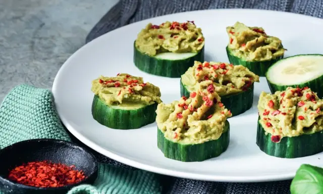 Gurkenscheiben mit Avocado-Creme und roten Chiliflocken, perfekt für leichte scheinfasten rezepte.