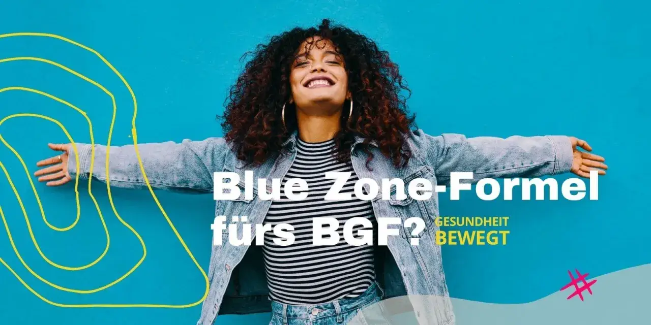 Glückliche Frau mit ausgestreckten Armen vor blauer Wand. Text: "Blue Zone-Formel fürs BGF? GESUNDHEIT BEWEGT".