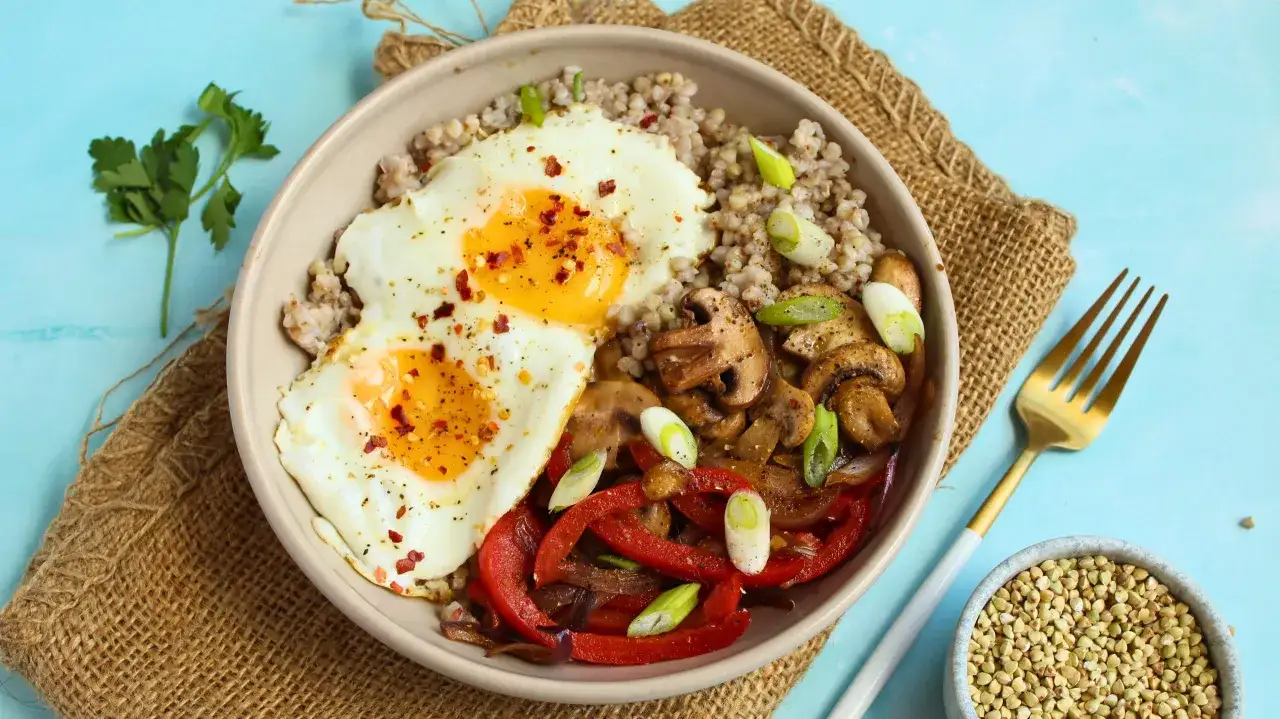 Herzhaftes Gericht mit Buchweizen, Spiegeleiern, Pilzen und Paprika. Eine gute Wahl f&uuml;r Diabetiker, die auf gesunde Ern&auml;hrung achten.