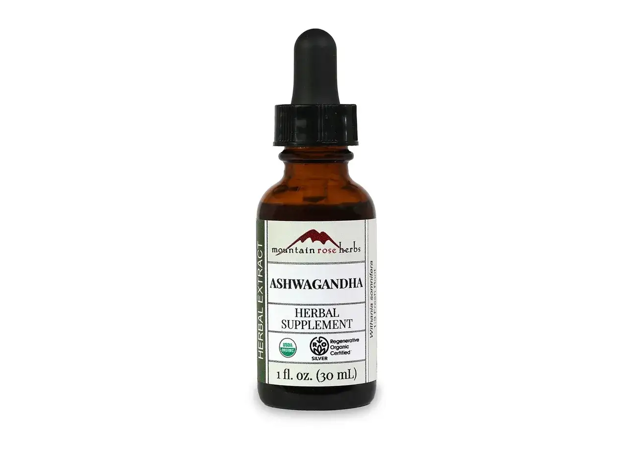Braune Glasflasche mit Tropfer, gefüllt mit Ashwagandha-Tinktur. Ideal für die Einnahme vor dem Schlafen zur Entspannung.