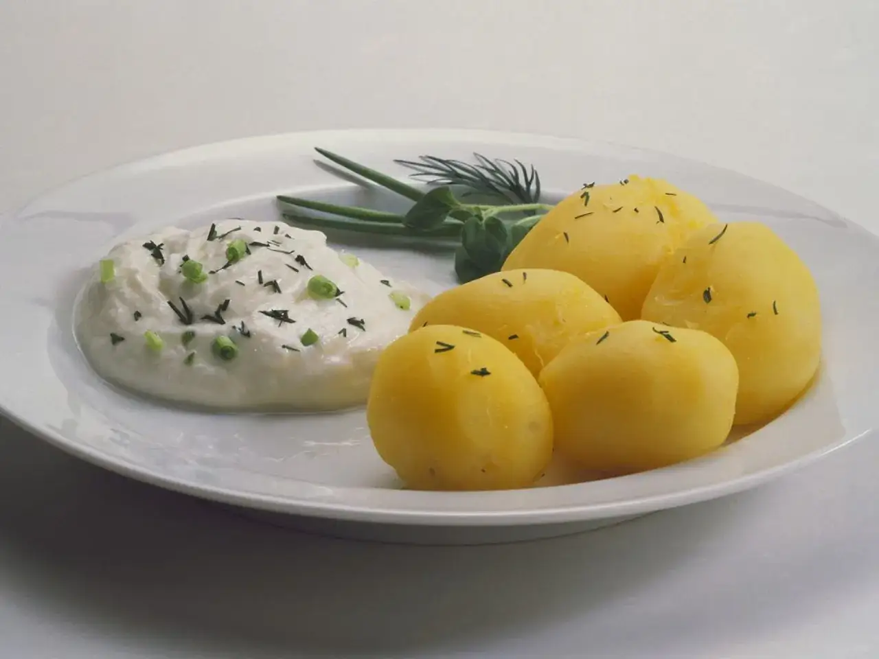 Gedünstete Kartoffeln mit Kräuterquark, ein einfaches Mittagessen, das auch bei Gicht gut verträglich ist.