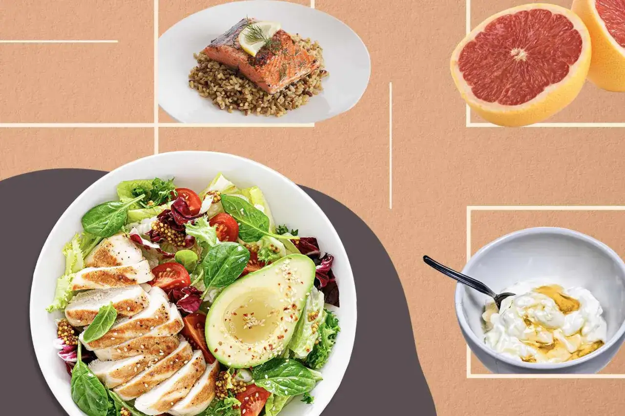 Salat mit Hähnchen, Lachs auf Getreide, Grapefruits und Joghurt mit Honig.